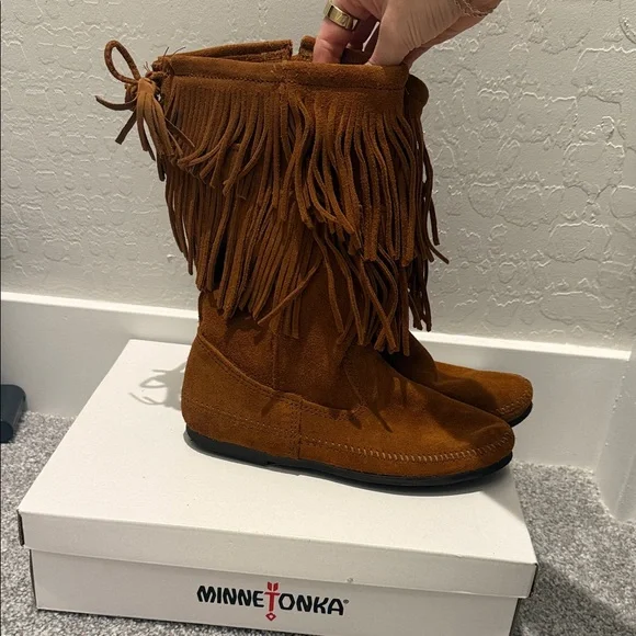 Minnetonka Women's Moccasin Fringe Boots - Tan - Picture 5 of 7